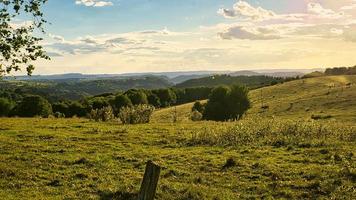 une journée ensoleillée dans la Sarre avec vue sur les prairies dans la vallée. photo