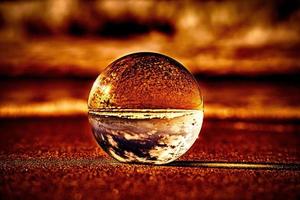 représentation abstraite d'une boule de verre sur la plage de la mer baltique. photo