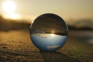 globe en verre sur la plage de la mer baltique en zingst dans lequel le paysage est représenté. photo
