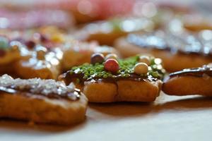 faire des biscuits pendant la période de l'avent. photo