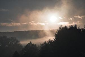 lever du soleil avec brouillard tôt le matin. atmosphère mystique
