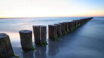 épis s'avançant dans la mer baltique. photo