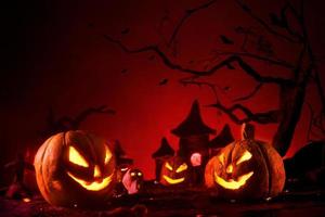 citrouilles d'halloween de la forêt et du château fantasmagoriques nocturnes photo