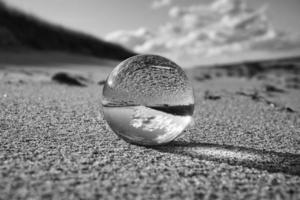globe de verre sur la plage de la mer baltique. photo