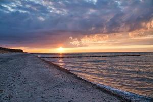 coucher de soleil sur la mer baltique. mer, haricots couleurs fortes. vacances à la plage. paysage photo