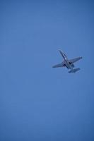 avion dans le ciel bleu vers la destination de vacances photo