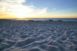 coucher de soleil sur la plage de zingst à la mer baltique photo