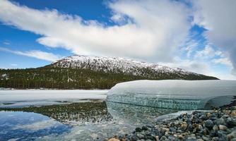 lac glacé sur une aire de repos en norvège avec de la glace de glacier