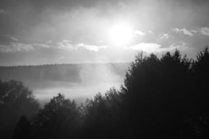 lever du soleil avec brouillard tôt le matin. photo