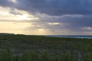 vue sur les dunes de la mer baltique au coucher du soleil photo