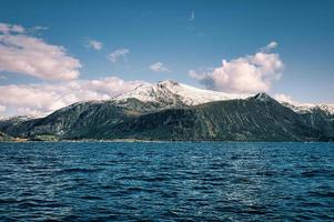 pêche en norvège, selje. un paradis pour les vacances de pêche. profitez du paysage à couper le souffle en bateau. photo