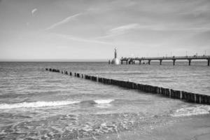 la jetée en zingst sur la mer baltique, avec une longue exposition en noir et blanc. photo