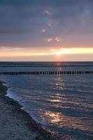 coucher de soleil sur la mer baltique. mer, haricots couleurs fortes. vacances à la plage. paysage photo