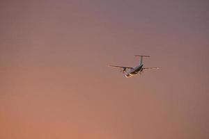 avion dans le ciel du soir à l'horizon lumineux. photo