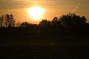 soleil couchant à la périphérie de berlin. le ciel semble brûler photo