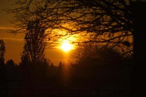 soleil couchant à la périphérie de berlin. le ciel semble brûler photo