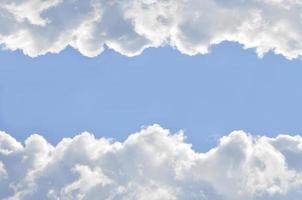 ciel bleu avec nuages blancs et lieu de texte horizontal photo