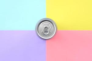 Boîte de bière en aluminium argenté sur fond pastel photo