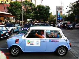 bangkok, thaïlande - 22 février 2019 mini cooper classique bleu et blanc garé dans la rue ou la route. concept de véhicule ancien, de transport et de voiture d'époque photo