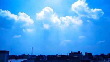 ciel avec nuages bleus et blancs à la lumière du jour photo