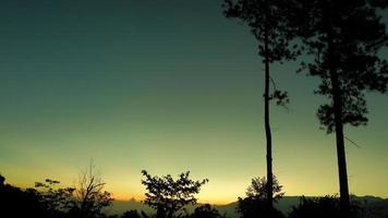 lever de soleil dans les montagnes d'aceh photo