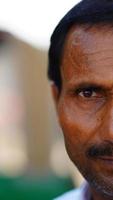 la moitié du visage de l'homme indien visage sélectif photo