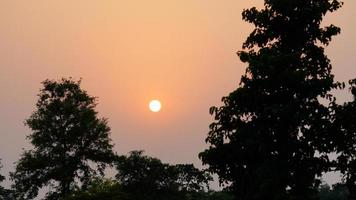 image de l'heure du coucher du soleil du soir en plein air photo