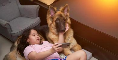 enfant avec chien de compagnie photo