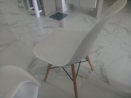 chaise blanche moderne sur sol en marbre photo