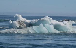 vue imprenable sur un iceberg islandais dans un lagon photo