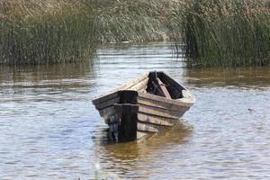 bateau en bois flottant photo