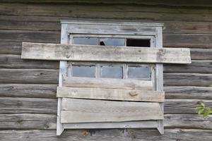 maison en bois abandonnée et inachevée photo