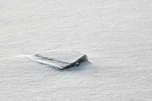 glace fissurée du lac gelé, fond de texture de glace photo