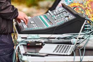 les mains de l'ingénieur du son travaillent sur le mélangeur de son lors d'un concert en direct, le mélangeur de son de scène, le curseur de mixage audio photo