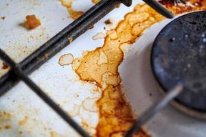 poêle sale avec des restes de nourriture photo