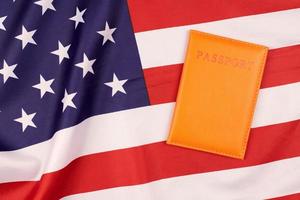 Passeport sur le drapeau national des États-Unis d'Amérique photo
