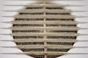 grille de ventilation d'air sale de cvc avec filtre bouché. photo