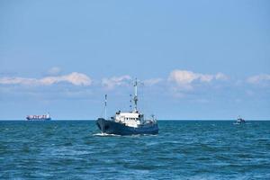 navire d'étude, patrouilleur de navire de recherche naviguant dans la mer baltique bleu vif, patrouilleur de la marine photo