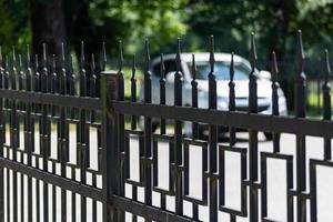 parking sécurisé pour voitures particulières, anti carjacking. parking surveillé payant avec accès limité. photo