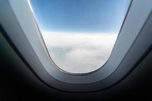 vue de la fenêtre de l'avion sur le ciel nuageux et la terre. beau paysage depuis la cabine de l'avion. voler sans crainte de voler, d'incidents et de turbulences. photo