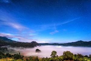 paysage de brume nocturne avec montagne. photo