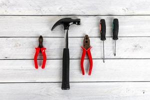 outils sur un fond en bois photo