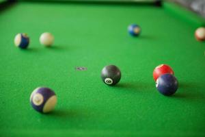 boules de billard sur table de billard verte photo