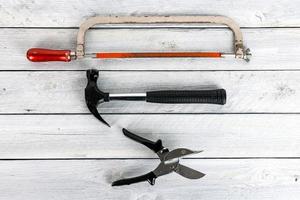 outils sur un fond en bois photo