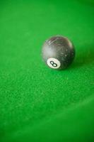 boules de billard sur table de billard verte photo