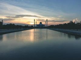 paysage de beau ciel coucher de soleil à la mosquée centrale de la province de songkhla, au sud de la thaïlande. photo