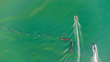 vue aérienne du quai des pêcheurs qui a de nombreux navires ancrés pour le transport des fruits de mer et des fournitures sur l'île de songkhla, thaïlande photo