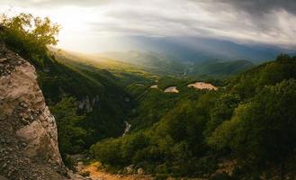 collines verdoyantes d'été avec coucher de soleil dans la région de racha, géorgie, caucase photo
