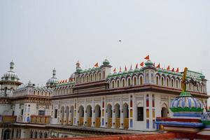 image de la moitié supérieure de janakpur dhaam, palais natal de sita mata au népal photo