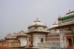 image de la moitié supérieure de janakpur dhaam, palais natal de sita mata au népal photo